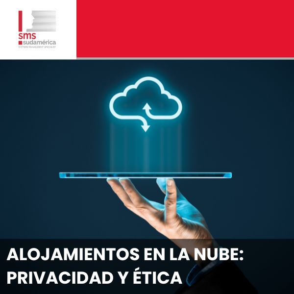mano sosteniendo una interfaz digital con un icono de nube, representando la privacidad y ética en el alojamiento web