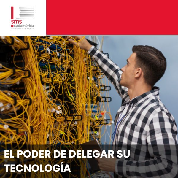 Técnico gestionando un complejo rack de servidores, ilustrando el concepto de delegación de tecnología empresarial